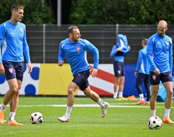 Fotbalisté za zavřenými dveřmi pilovali taktiku na Ronalda, při tréninku zmokli