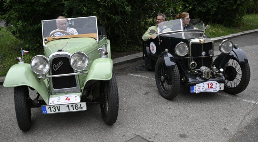 Do Prahy na Letnou dorazili závodníci jízdy historických automobilů