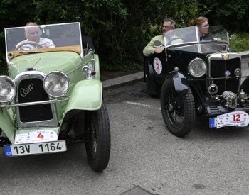 Do Prahy na Letnou dorazili závodníci jízdy historických automobilů
