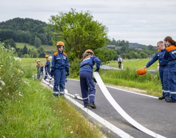 Malí hasiči z ČR, Německa a Polska vytvořili rekord v dálkovém vedení vody