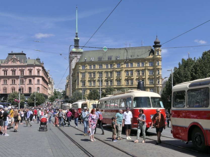Tisíce lidí se vydaly v Brně na cestu se starými tramvajemi i parním vlakem