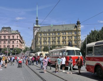 Tisíce lidí se vydaly v Brně na cestu se starými tramvajemi i parním vlakem