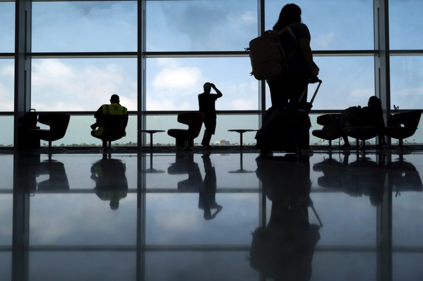 Letní letenky zdražily i zlevnily, Češi víc létají z Prahy, letenky kupují dříve