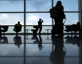 Letní letenky zdražily i zlevnily, Češi víc létají z Prahy, letenky kupují dříve