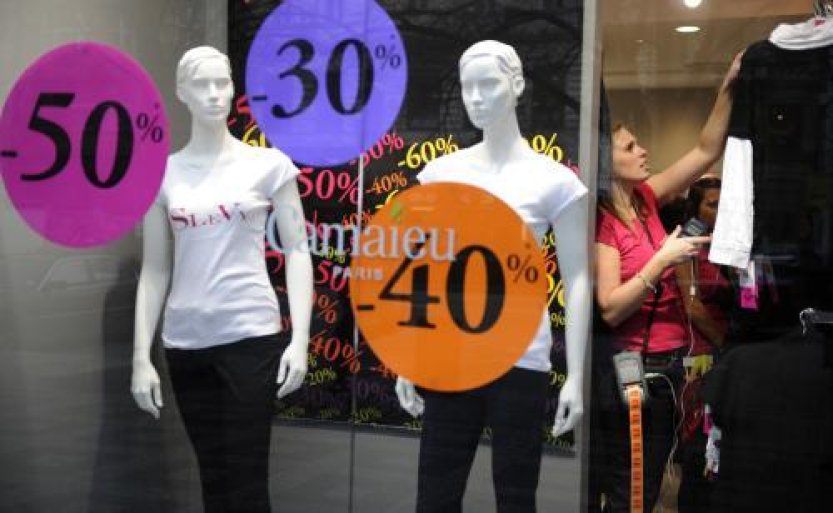 Obchodníci s módou zahajují letní výprodeje, část chce doprodat velké zásoby