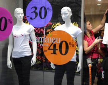 Obchodníci s módou zahajují letní výprodeje, část chce doprodat velké zásoby