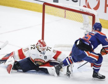 Edmonton deklasoval Floridu 8:1 a prodloužil finále NHL
