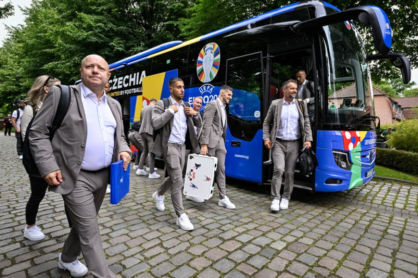 Fotbalisté vyrazili k utkání s Portugalci do Lipska, ve vlaku došlo i na karty