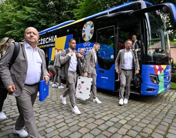 Fotbalisté vyrazili k utkání s Portugalci do Lipska, ve vlaku došlo i na karty