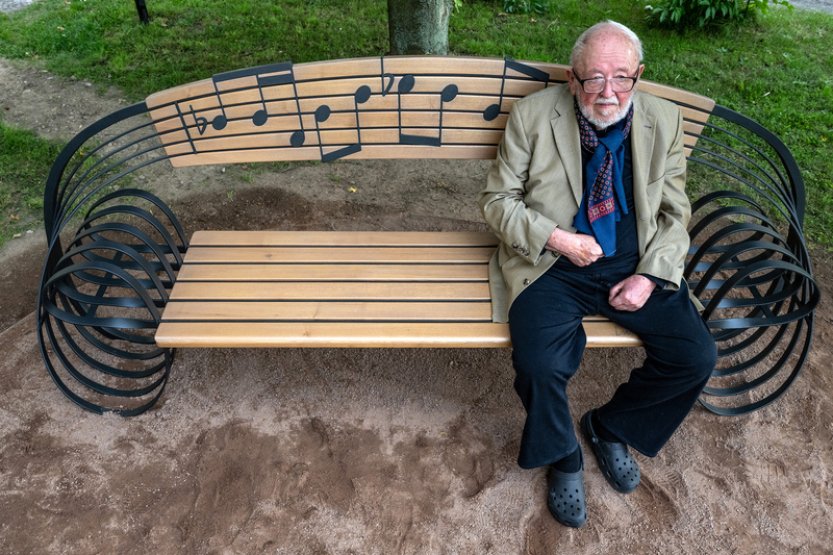 V Opočně odhalili lavičku skladatele Luboše Sluky, podobá se notové osnově
