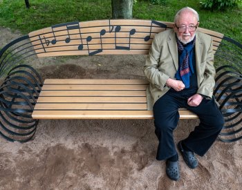 V Opočně odhalili lavičku skladatele Luboše Sluky, podobá se notové osnově