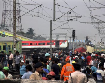 Při železniční nehodě v Indii zemřelo téměř 300 lidí