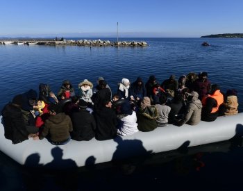 Řecká pobřežní stráž shazovala migranty zpátky do moře, píše BBC