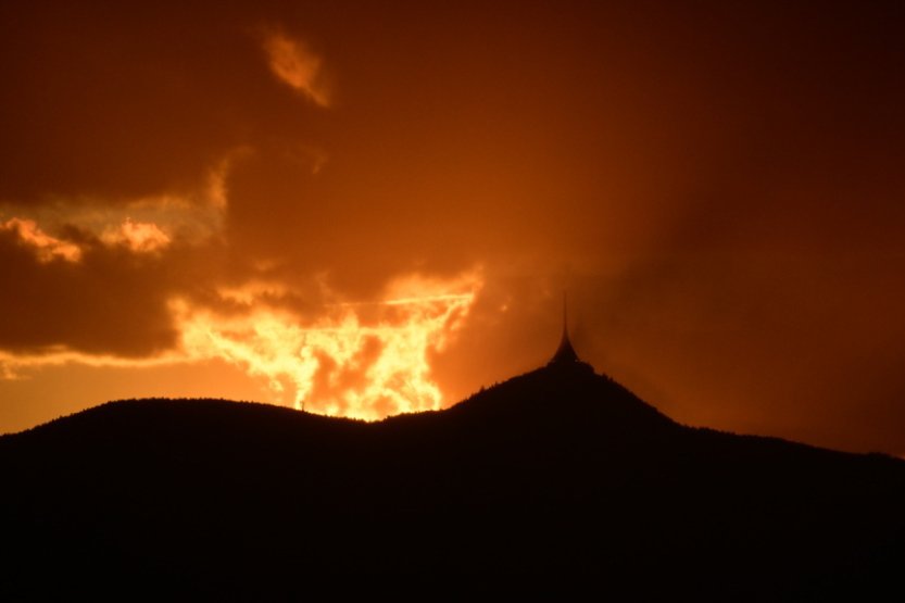 Liberecký kraj jedná o možné koupi hotelu a vysílače Ještěd
