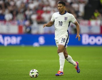 Bellingham rozhodl duel se Srbskem, za odměnu si vyslechl své oblíbené Beatles