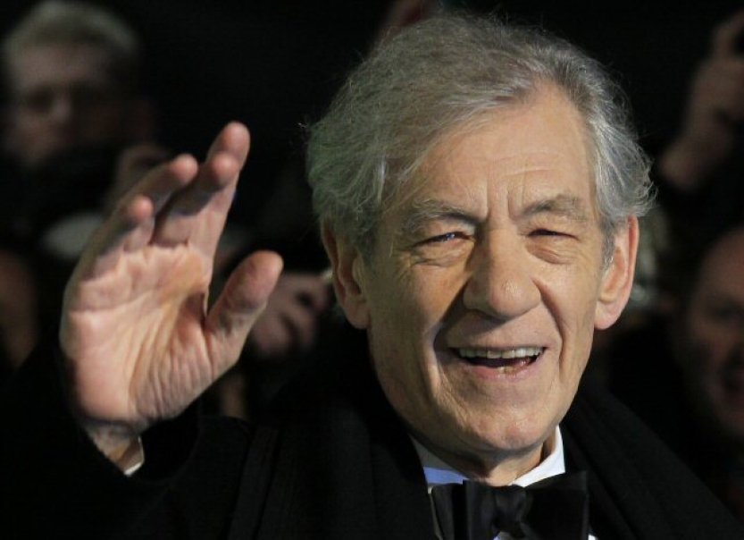 Herec McKellen byl převezen do nemocnice po pádu z jeviště