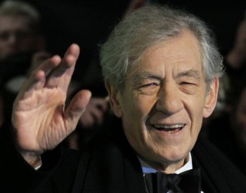 Herec McKellen byl převezen do nemocnice po pádu z jeviště