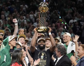 Boston ovládl páté finále a získal rekordní osmnáctý titul v NBA