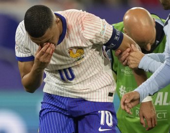 Fotbalista Mbappé má zlomený nos, pokud bude hrát, tak s maskou