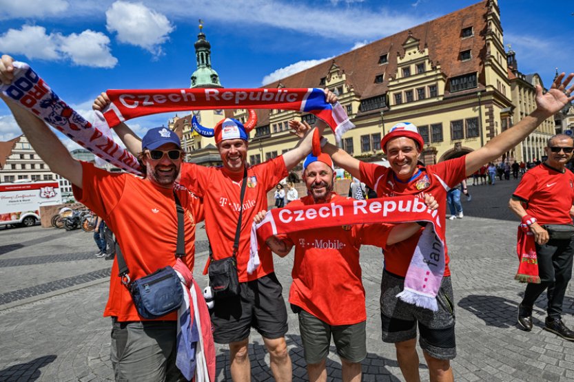 Stovky fanoušků přijely vlakem