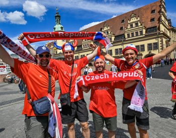 Stovky fanoušků přijely vlakem `Česká repre` podpořit fotbalisty do Lipska