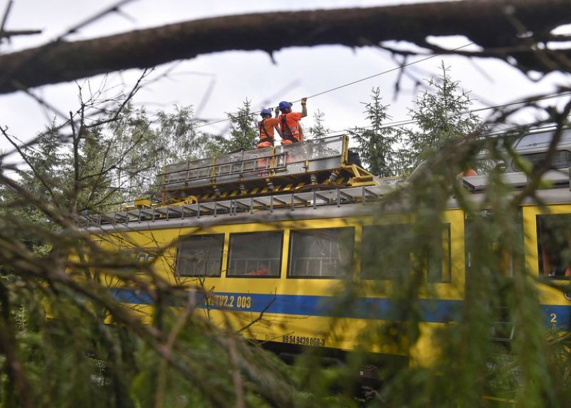 V Braniborsku kvůli bouři uvázl rychlík do Prahy, cestující odvezly autobusy