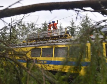 V Braniborsku kvůli bouři uvázl rychlík do Prahy, cestující odvezly autobusy