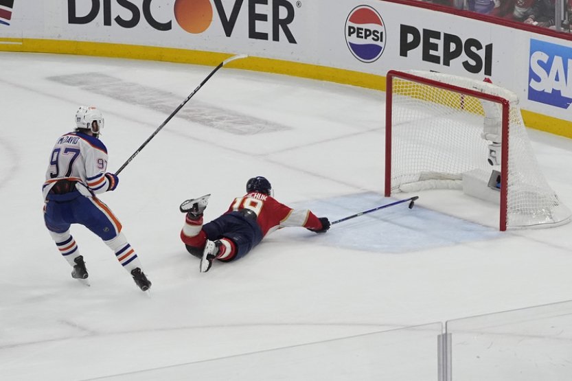 Edmonton odvrátil druhý mečbol Floridy, výhru Oilers řídil McDavid