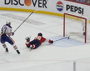 Edmonton odvrátil druhý mečbol Floridy, výhru Oilers řídil McDavid