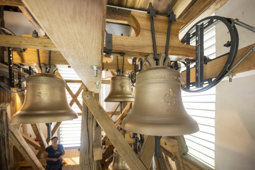 Zvonice v poutním areálu v Horní Polici má po více než 80 letech znovu pět zvonů