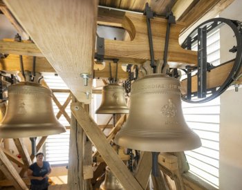 Zvonice v poutním areálu v Horní Polici má po více než 80 letech znovu pět zvonů