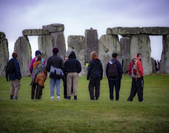 Aktivisté postříkali kamenný monument Stonehenge oranžovou barvou