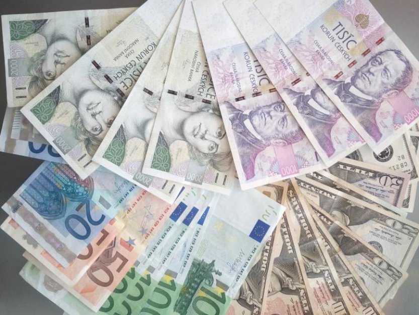 Koruna znovu oslabovala vůči euru i dolaru, pražská burza opět posílila