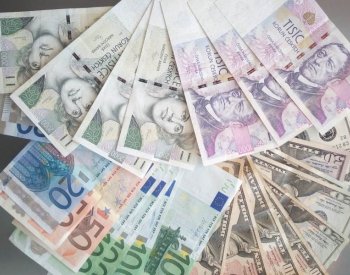 Koruna znovu oslabovala vůči euru i dolaru, pražská burza opět posílila
