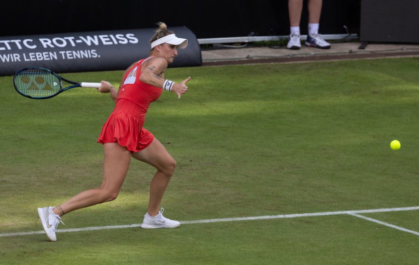 Vondroušová kvůli zranění v Berlíně vzdala, Siniaková je ve čtvrtfinále