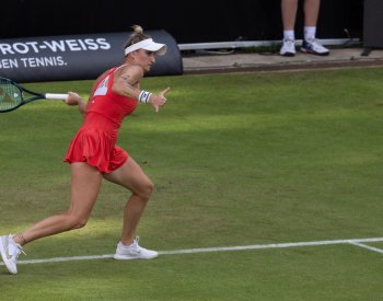 Vondroušová kvůli zranění v Berlíně vzdala, Siniaková je ve čtvrtfinále