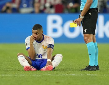 Francie narazí na Nizozemsko, o Mbappého zlomený nos se zajímá i Macron