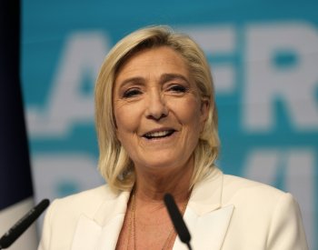 Volební vítězství Le Penové ohrozí ve Francii přechod k zelené energii, píše Bloomberg