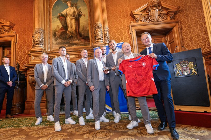 Fotbalovou reprezentaci přijali na radnici v Hamburku, tým dostal model lodi
