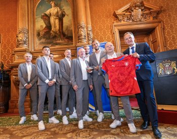 Fotbalovou reprezentaci přijali na radnici v Hamburku, tým dostal model lodi