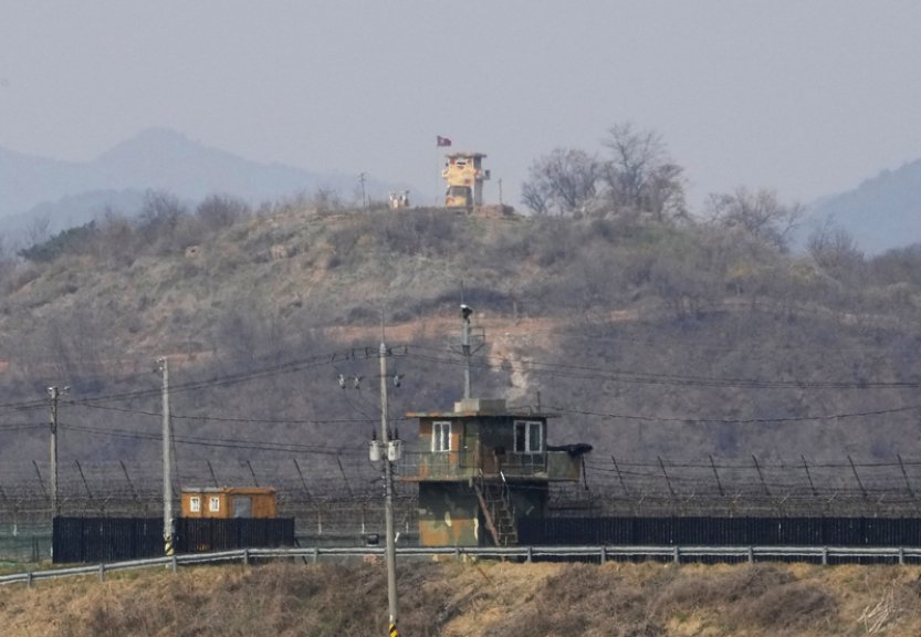 AP: Proč severokorejští vojáci bloudí na nejpřísněji střežené hranici?