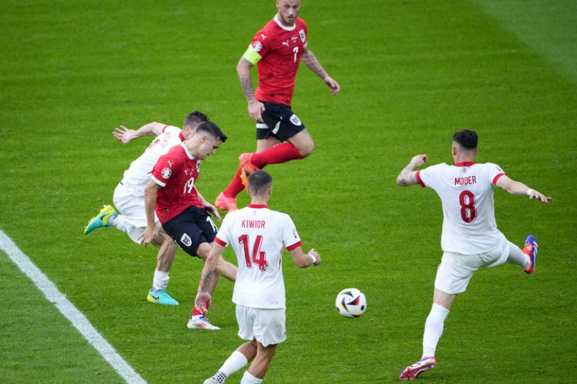 Rakouští fotbalisté porazili na Euru 3:1 Polsko a vrátili se do boje o postup