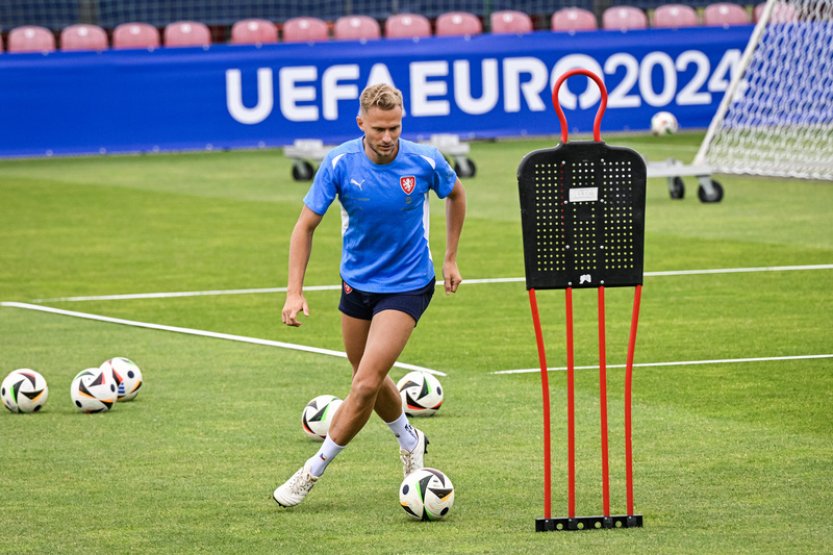 Doufám, že zvítězíme a zároveň pobavíme útočnými akcemi, řekl Barák před Gruzií