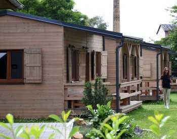 Kemp u jezera Barbora na Teplicku má téměř obsazené léto, láká na nové chatky