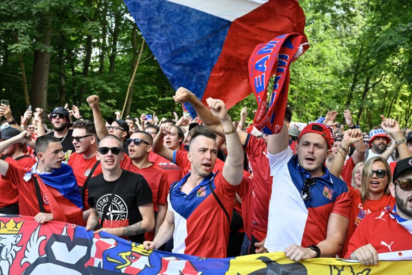 Čeští příznivci vyrazili na stadion pochodem, do hlavní fan zóny ráno nemohli