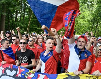 Čeští příznivci vyrazili na stadion pochodem, do hlavní fan zóny ráno nemohli