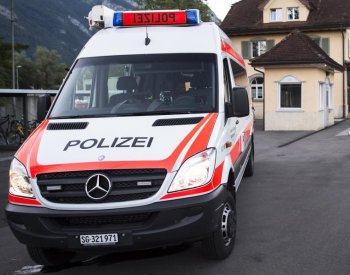 Při nehodě ve Švýcarsku přišla o život česká řidička, do hlavy ji zasáhl kámen