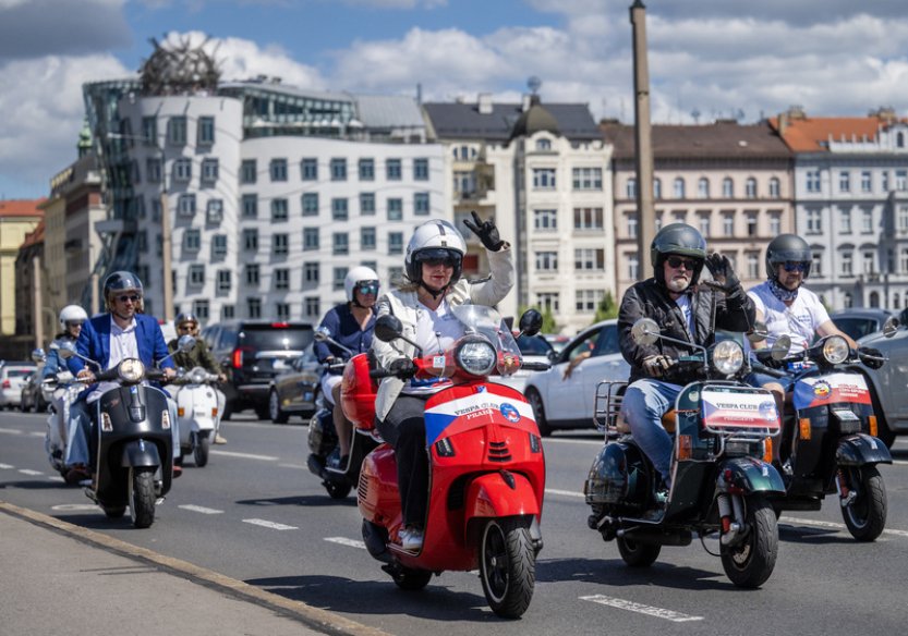 Prahou projela spanilá jízda 419 italských skútrů Vespa a Piaggio