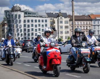 Prahou projela spanilá jízda 419 italských skútrů Vespa a Piaggio