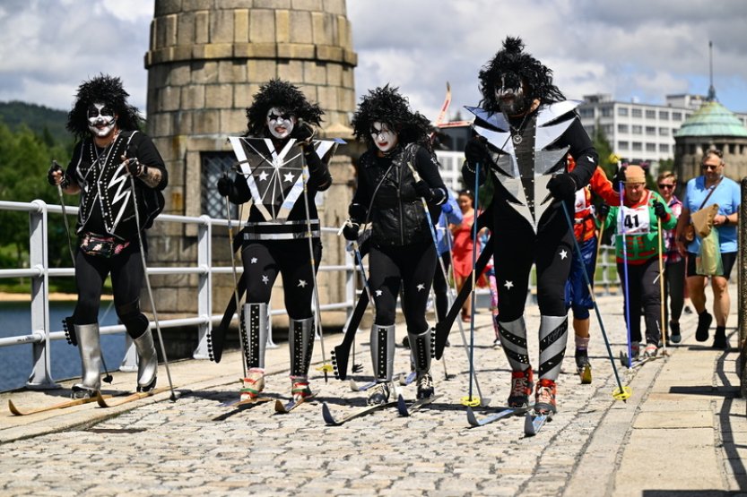 Recesistickému závodu běžkařů dnes v Jablonci počasí nepřálo